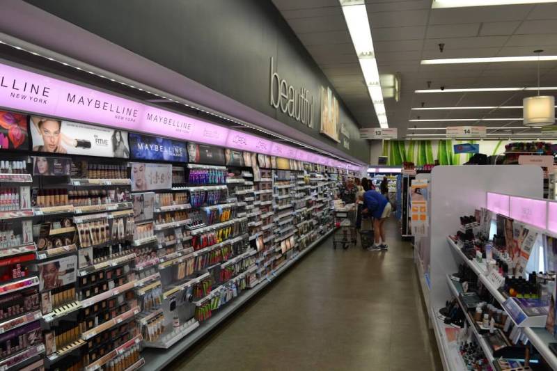 Corredor de cosméticos do Walgreens. Definitivamente não deve ser subestimado. Ótimos produtos com preços bem honestos. Foto do corredor de cosméticos da loja Walgreens. 