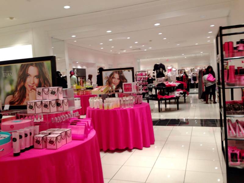 Victoria Secrets: sempre cheia de brasileiros. Muito além de lingerie, você sempre encontra cremes muito bons. Foto do interior da loja Victoria's Secrets, com sua decoração em rosa e preto. 