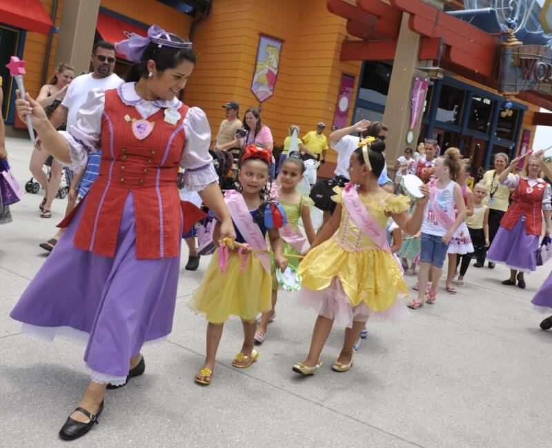 Bibbidi Bobbidi Boutique: Parada das princesinhas que acontece toda tarde no Downtown Disney. Fotto das meninas vestidas de princesa, andando em fila no Disney Springs. 