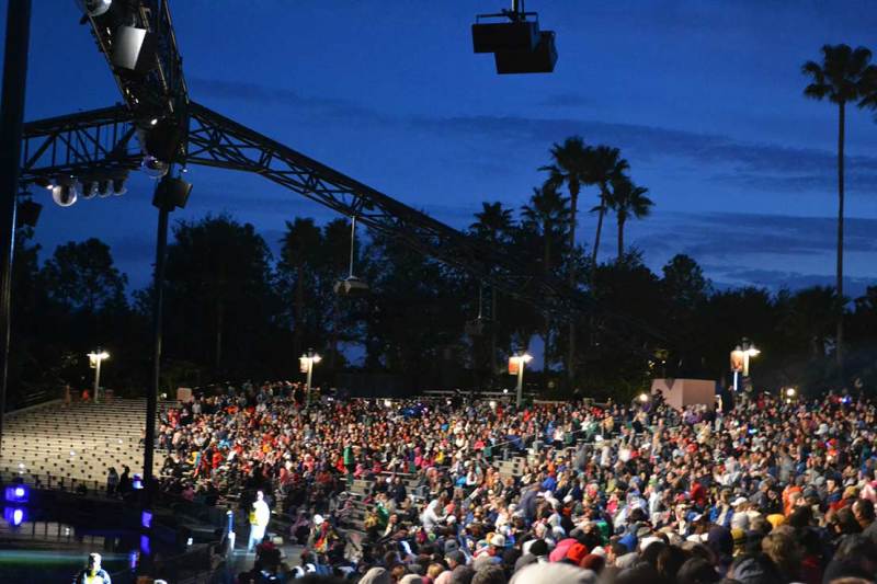 Foto da plateia do Fantasmic. A área VIP fica no centro do anfiteatro