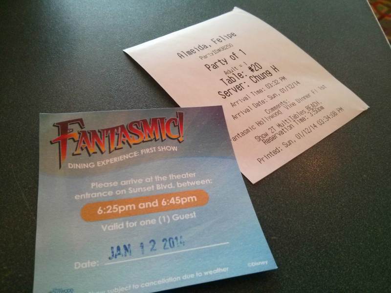 Foto do voucher de acesso a área VIP do Fantasmic, com o horário e a data. 