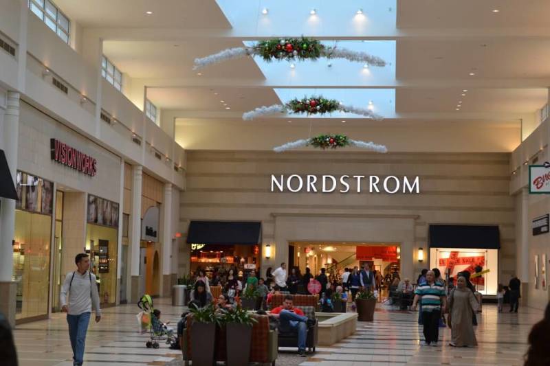 Nordstrom: uma das muitas lojas de departamento onde você encontra quiosques das marcas de cosméticos. Foto da loja Nordstrom entre outras lojas do shopping. 