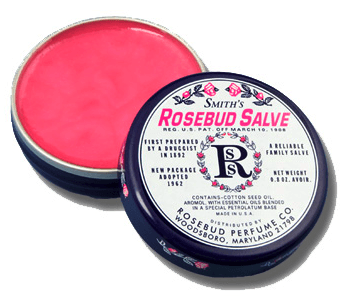 Cosméticos em Orlando - Rosebud: não vivo sem. Foto do balm labial Rosebud Salve, uma latinha com o interior cor-de-rosa. 