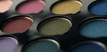 Foto de uma paleta de sombras coloridas para ilustrar o post sobre compras de cosméticos em Orlando.
