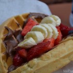 Sanduíche de Waffle com Nutella e Frutas. Preciso falar mais alguma coisa?