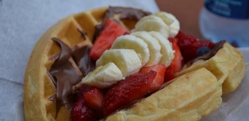 Sanduíche de Waffle com Nutella e Frutas. Preciso falar mais alguma coisa?