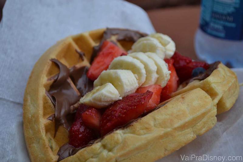 Sanduiche de Waffle com Nutella e Frutas. 