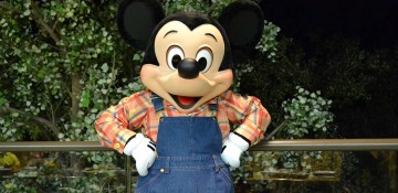 Foto do Mickey fazendeiro que aparece no jantar do Garden Grill, uma das refeições com personagens do complexo Disney
