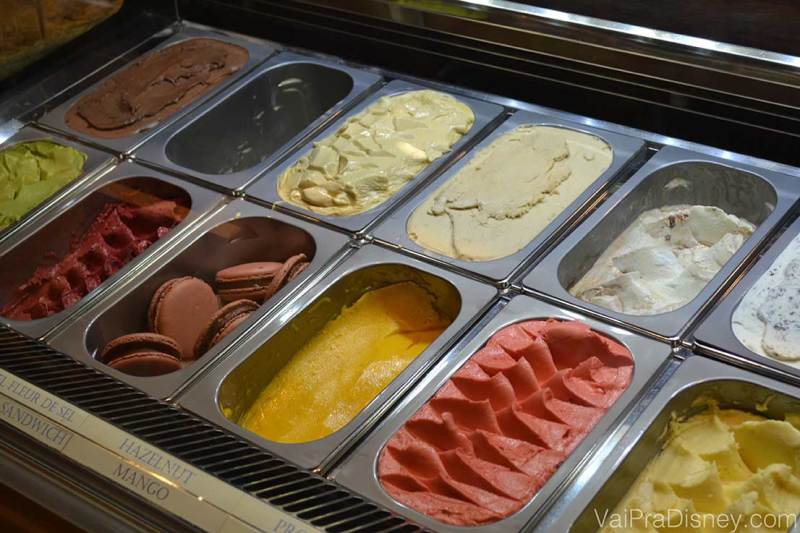 Sorvetes expostos para você escolher no pavilhão da França, no l'Artisan des Glaces 