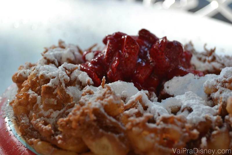 100 dicas em 100 dias: foto do funnel cake com cobertura de calda de morango da Disney 