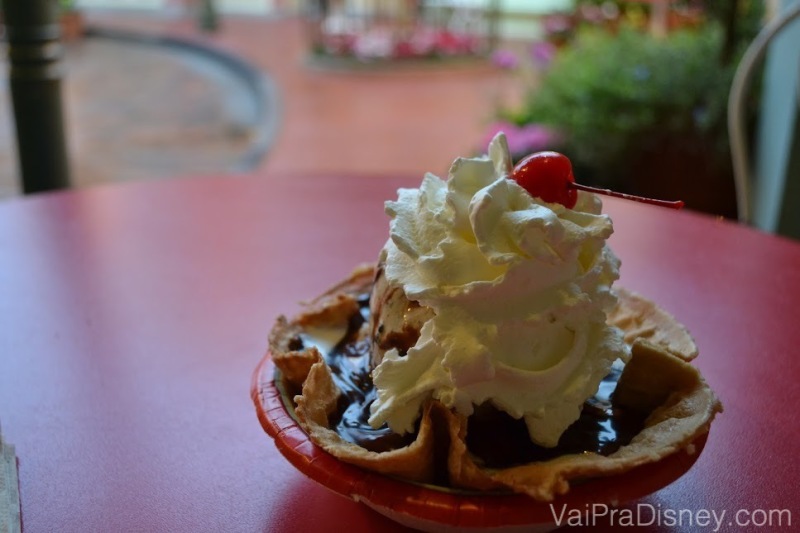 Sundae com cobertura de chocolate.