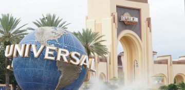 Imagem do globo que é a logo da Universal, na entrada do parque temático em Orlando.
