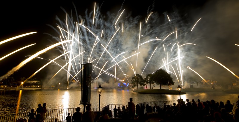 Foto do show de fogos do Epcot, sobre o lago, tirada da área VIP do IllumiNations Dessert Party 