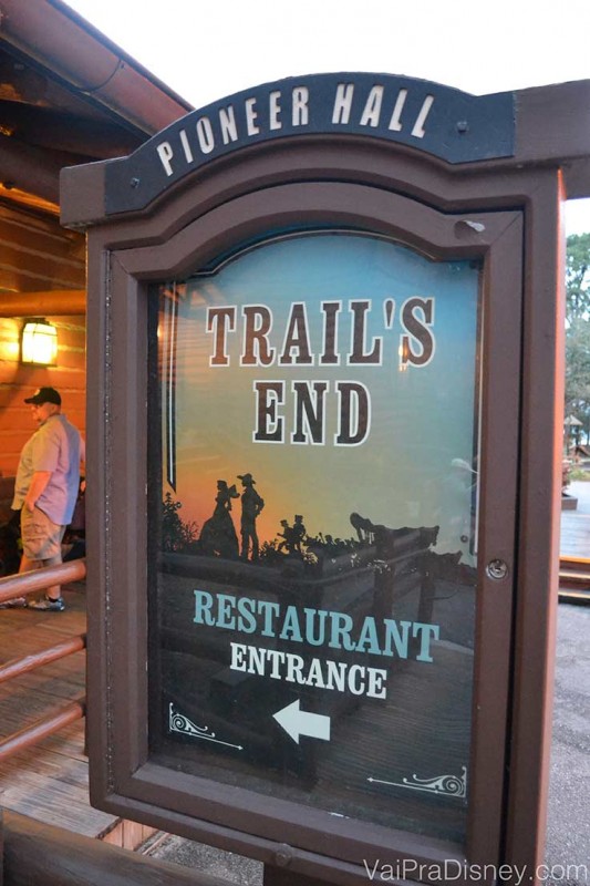 Foto da placa do restaurante Trail's End indicando a entrada: apesar de escondido, o local é bem sinalizado e fácil de chegar. 