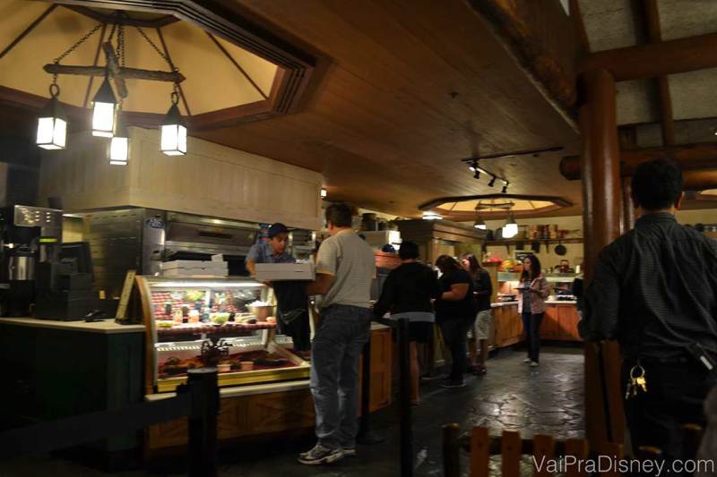 Foto mostrando o interior do Trail's End e a decoração rústica do restaurante.
