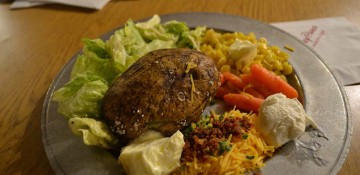 Foto do prato do Trail's End, restaurante do hotel Fort Wilderness, com salada, carne, purê de batata, entre outros