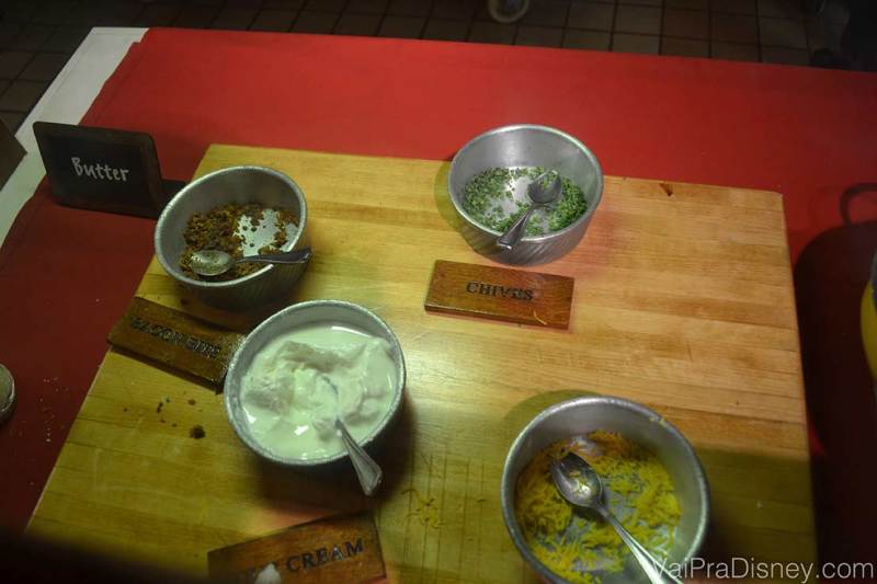 Foto de alguns dos acompanhamentos para a Baked Potato, como cebolinha e queijo 