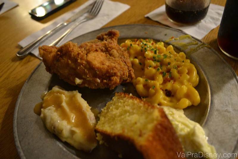 Foto do prato sem combinação nenhuma, com creme de milho, frango, bolo e manteiga 