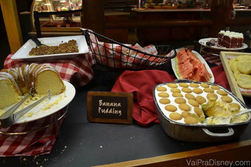 Foto do buffet de sobremesas do Trail's End, com bolo e Banana Pudding.