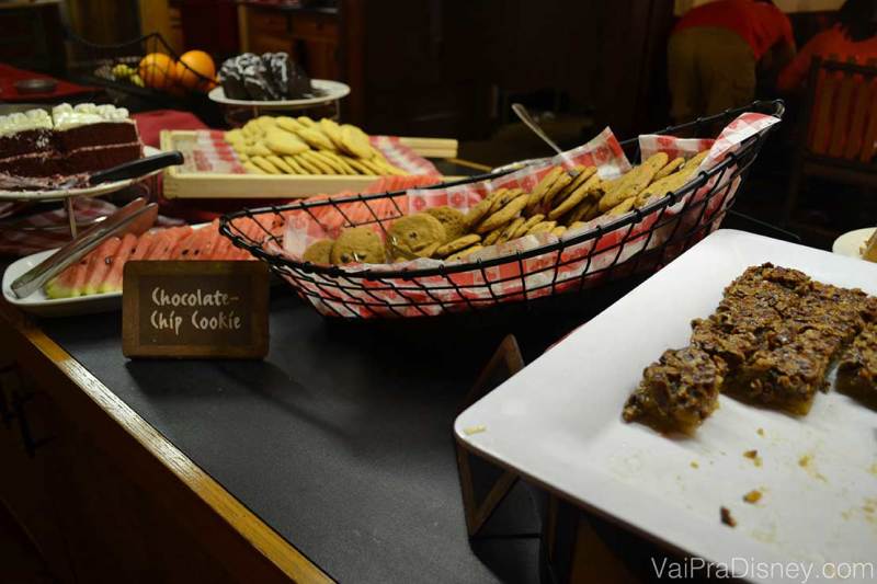 Foto do buffet de sobremesas do Trail's End, com cookies e brownies 