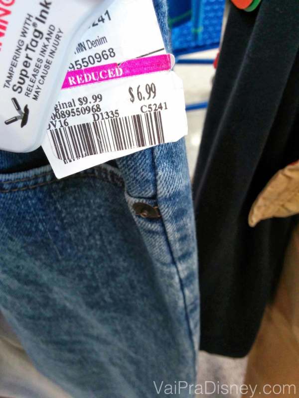 Na Ross, detalhe de uma calça jeans por menos de $7 dólares! Foto de uma calça jeans com a etiqueta indicando o preço de US$6,99 
