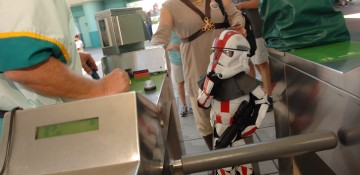 Foto de uma criança vestida de stormtrooper chegando no parque no Star Wars Weekend