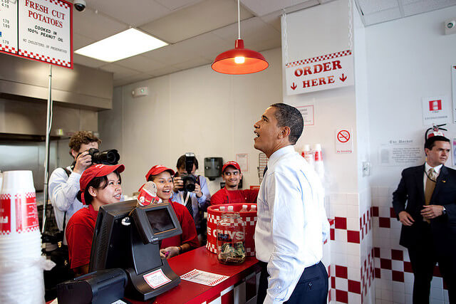 Obama com sua comitiva no Five Guys que fica perto da Casa Branca. Foto: Embaixada dos EUA na Bolivia