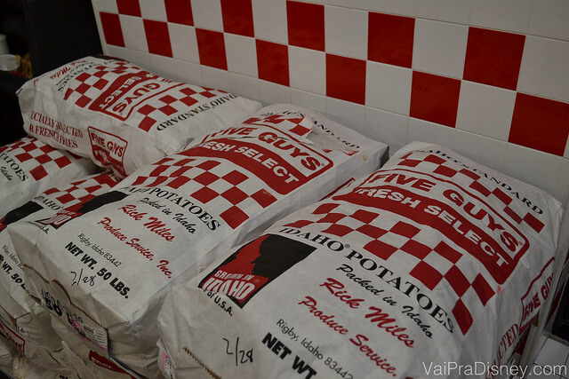Foto dos enormes sacos de batatas que são diariamente cortadas e fritas nas lojas 