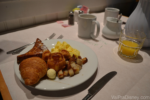 Para você ver o porque a gente fica sem fome o dia inteiro. Pães, ovos, waffle e batata...tem de tudo nesses cafés da manhã da Disney.