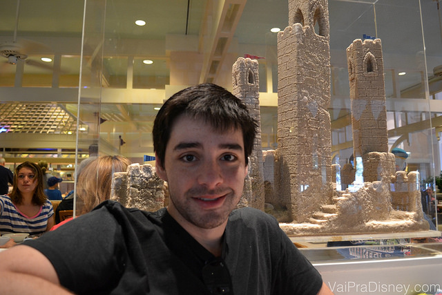 Felipe na nossa mesa na última visita ao Cape May. Note o castelo de areia atrás dele, como parte da decoração com o tema praia.