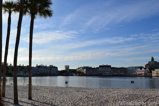 Foto do Crescent Lake, que hospeda os 5 hotéis do Disney's Epcot Resort Area