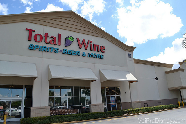 Fachada da loja Total Wine, que fica próxima ao shopping Mall at Millenia - Loja de vinhos