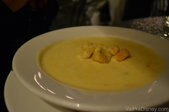 Foto de uma das entradas do Big River Grille: sopa de queijo e cerveja.