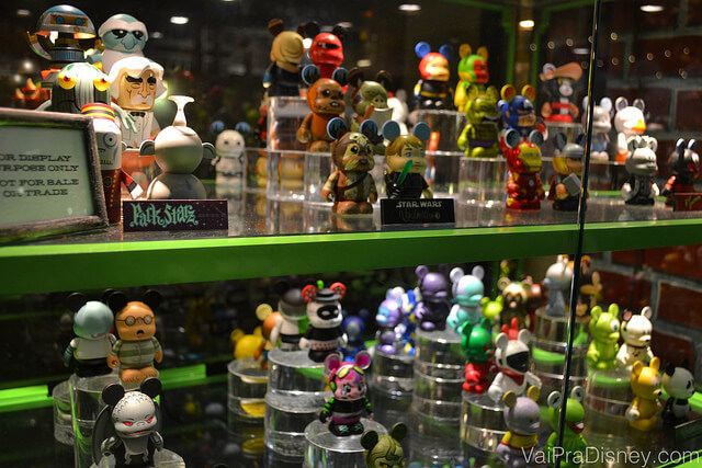 Foto dos Vinylmation, bonequinhos do Mickey com roupas temáticas como Star Wars e outros 