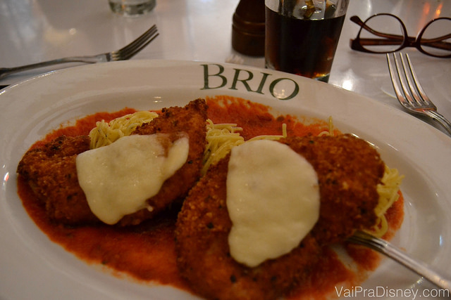 Prato com o Chicken Milanesa do Brio