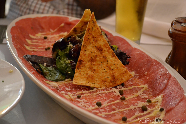 O carpaccio bem grande, servido em uma travessa 