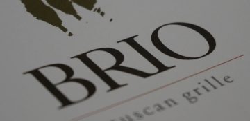 Foto do logo do Brio Tuscan Grille em seu cardápio.