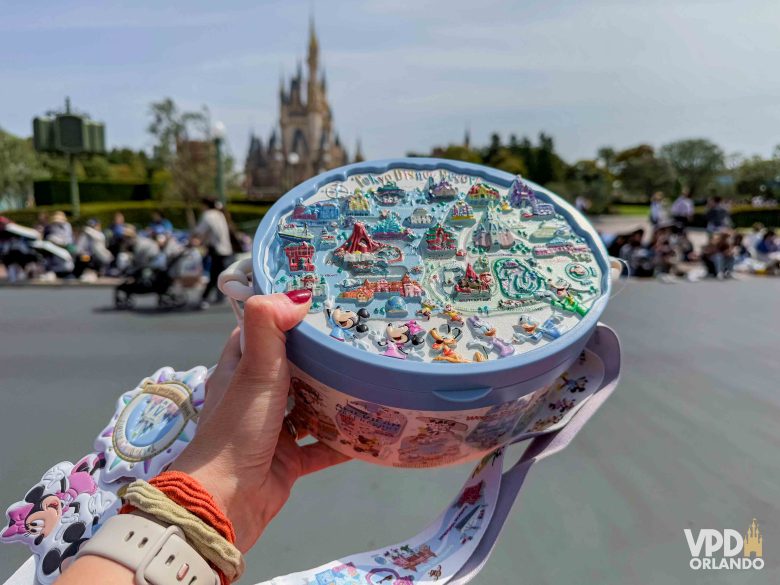 Balde de pipoca temático com todas as áreas da Tokyo Disneyland.
