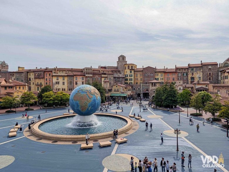 O ícone do Tokyo DisneySea, a fonte com o globo. 