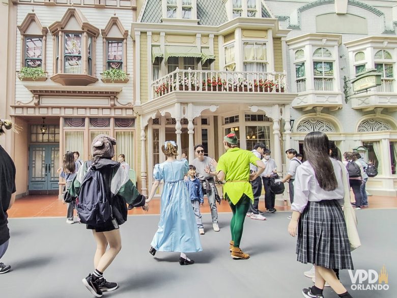 Peter Pan e Wendy com vários visitantes ao redor.