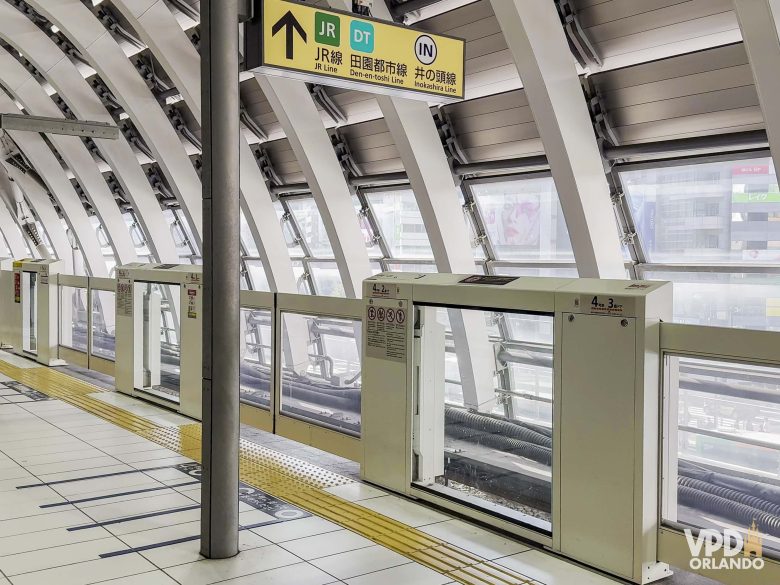 Foto do metrô do Japão com placas em japonês.