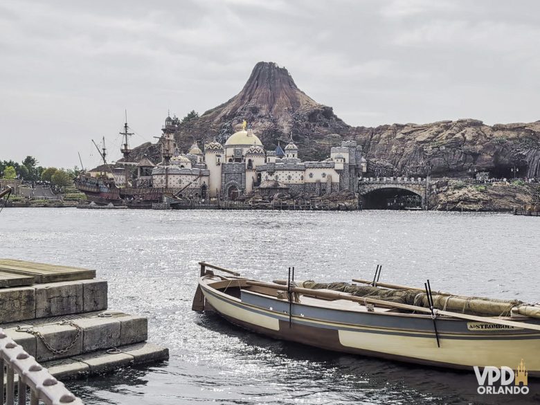 Foto de barcos parados na água com o Tokyo DisneySea ao fundo.