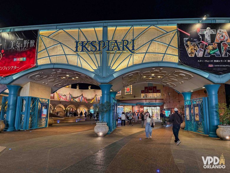 Entrada do Ikspiari, uma espécie de Disney Springs de Tóquio.