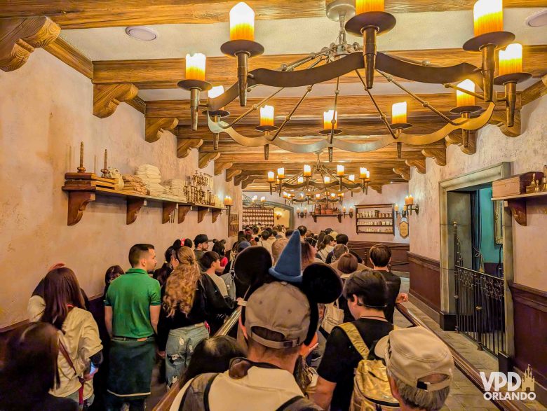 Fila de turistas dentro de uma atração da Disney de Tóquio.