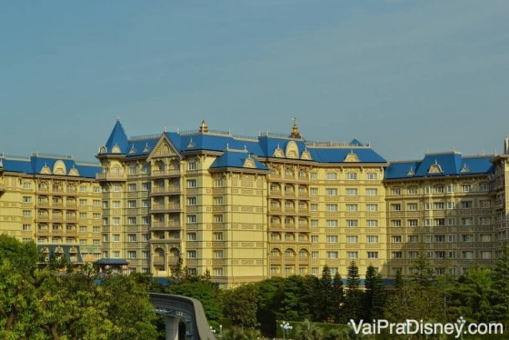 Foto de um dos hotéis da Disney de Tóquio, o Tokyo Disneyland Hotel, pintado de bege claro com detalhes em azul e dourado 