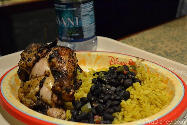 Oak-grilled rotisserie chicken with black beans and yellow rice. O famosos frango de padaria com um arroz e feijão que pouco lembra o brasileiro.