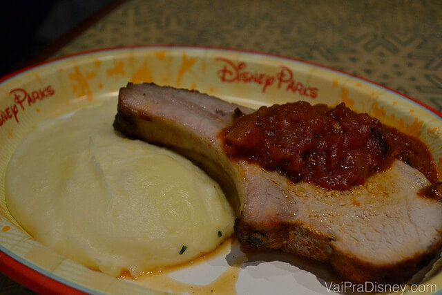 Foto do prato com o slow Roasted Pork Chop with Cheddar Mashed Potatoes and Barbeque Sauce. Lombo suíno com purê de batatas e molho barbecue.