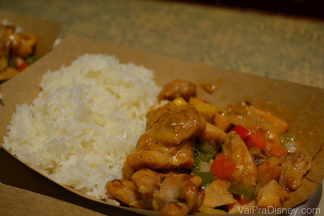 Prato com o sweet and sour chicken with jasmin rice (frango e arroz) 