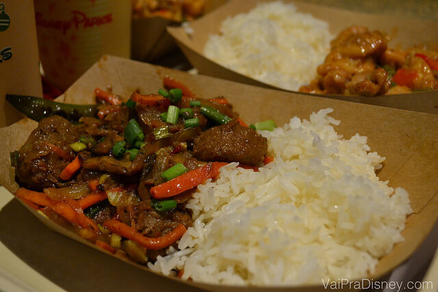 Foto do prato Mongolian beef with vegetable fried rice. O arroz com pouco tempero compensa a carne apimentada.