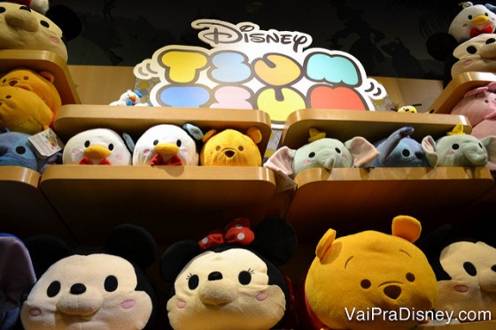 Foto de alguns tsum tsums da Disney em uma prateleira. As mini pelúcias são uma ótima lembrança para colecionar 